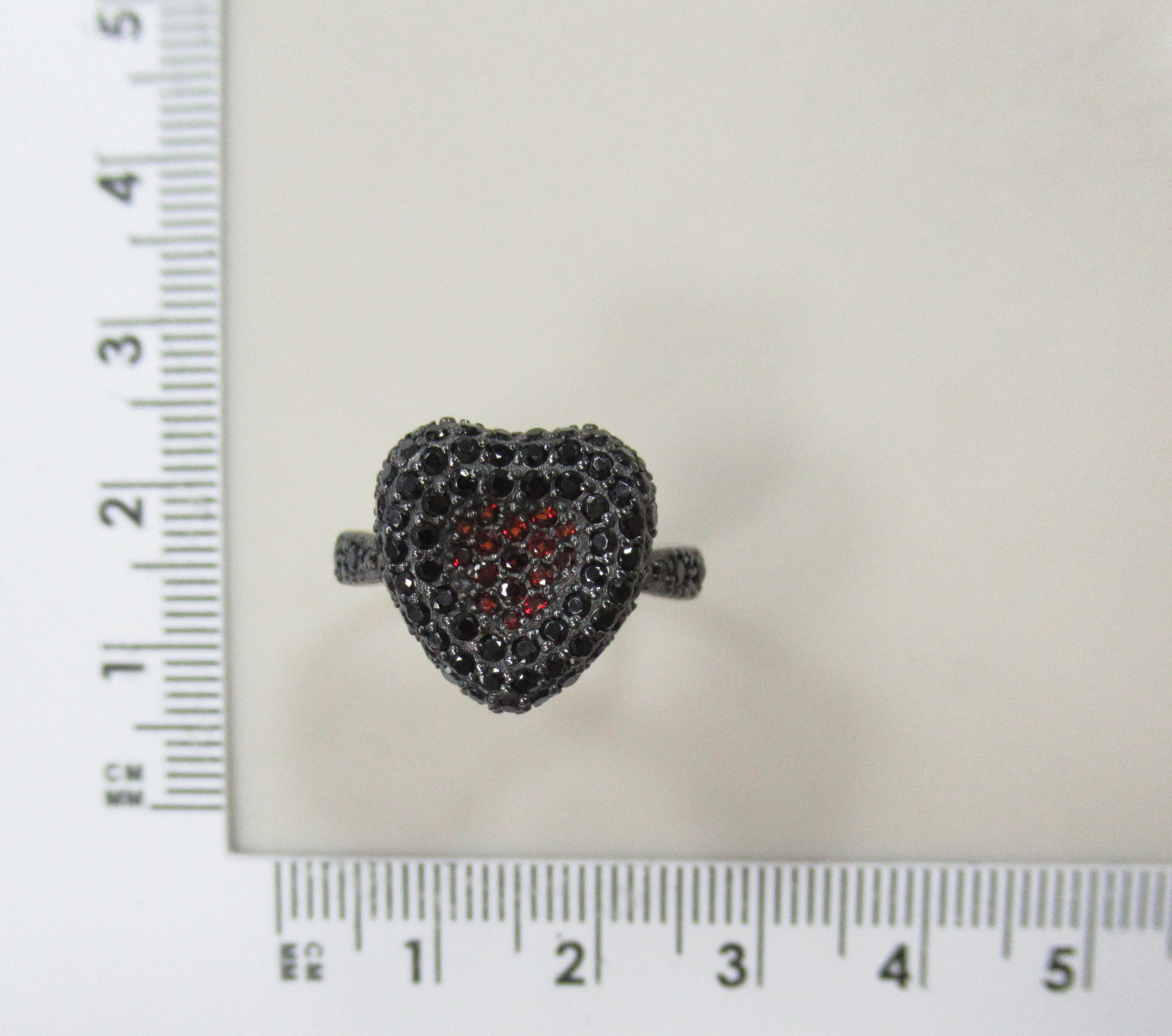 Серебряное кольцо с гранатами и шпинелью "Сердце"